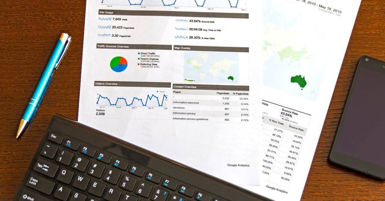A SEO forgalom visszaesésének okai webhelystatisztikák egy íróasztalon