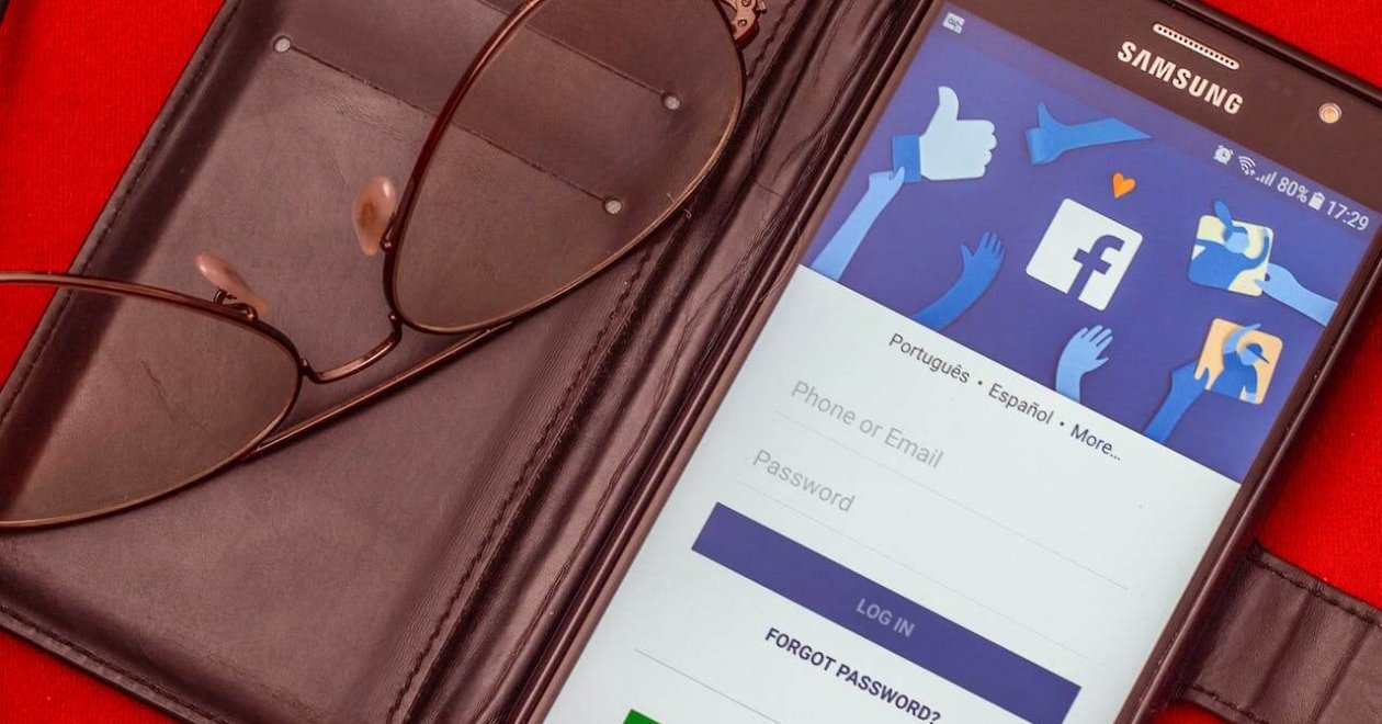 Egy közösségi profil keresőoptimalizálása szemüveg és okostelefon Facebook alkalamzással