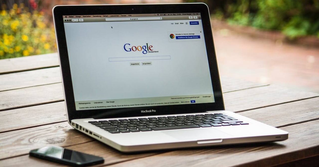Mit hoz a Google Search Generative Experience? macbook laptop Google keresővel