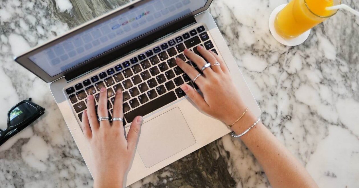 Technikai SEO tippek a Google-tól laptop egy asztalon, a képernyőn Google