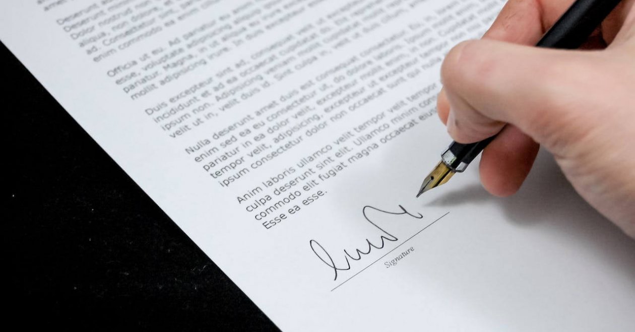 Optimalizálás A B2B ügyfelek sajátos vásárlói utazására tollal aláírás papíron