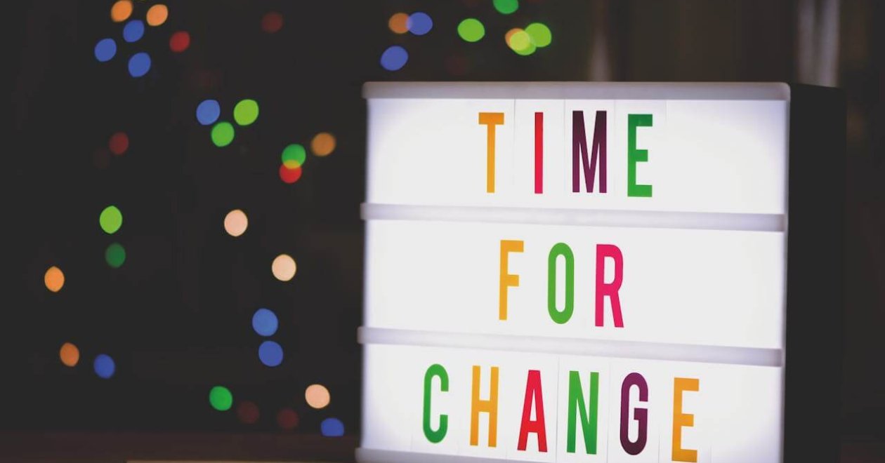 A márkaváltás hatása a webhelyforgalomra Színes "Time For Change" felirat egy asztali táblán
