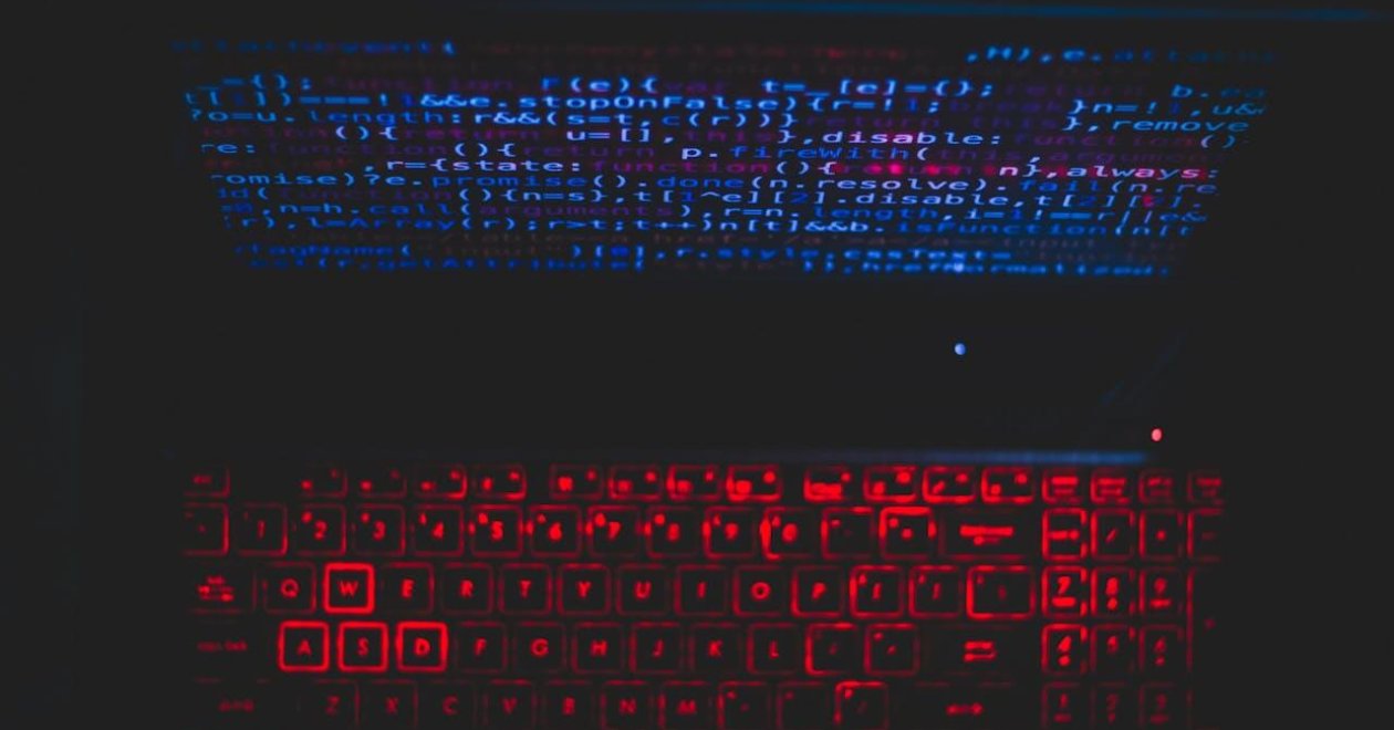 A SEO és az AI kapcsolata forráskód egy sötét laptop képernyőjén