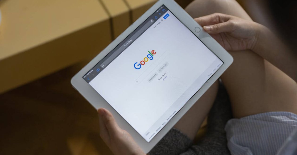 A Google AI stratégiája 2025-ben Google egy tableten